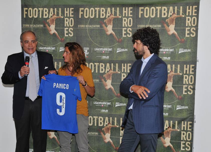 Il direttore di Gazzetta Andrea Monti, Patrizia Panico (con la sua maglia azzurra) e Damiano Tommasi, presidente dell&#39;Aic (Bozzani)